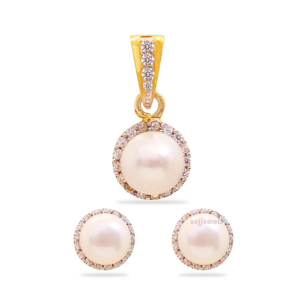 Women Pearls Pendant Set