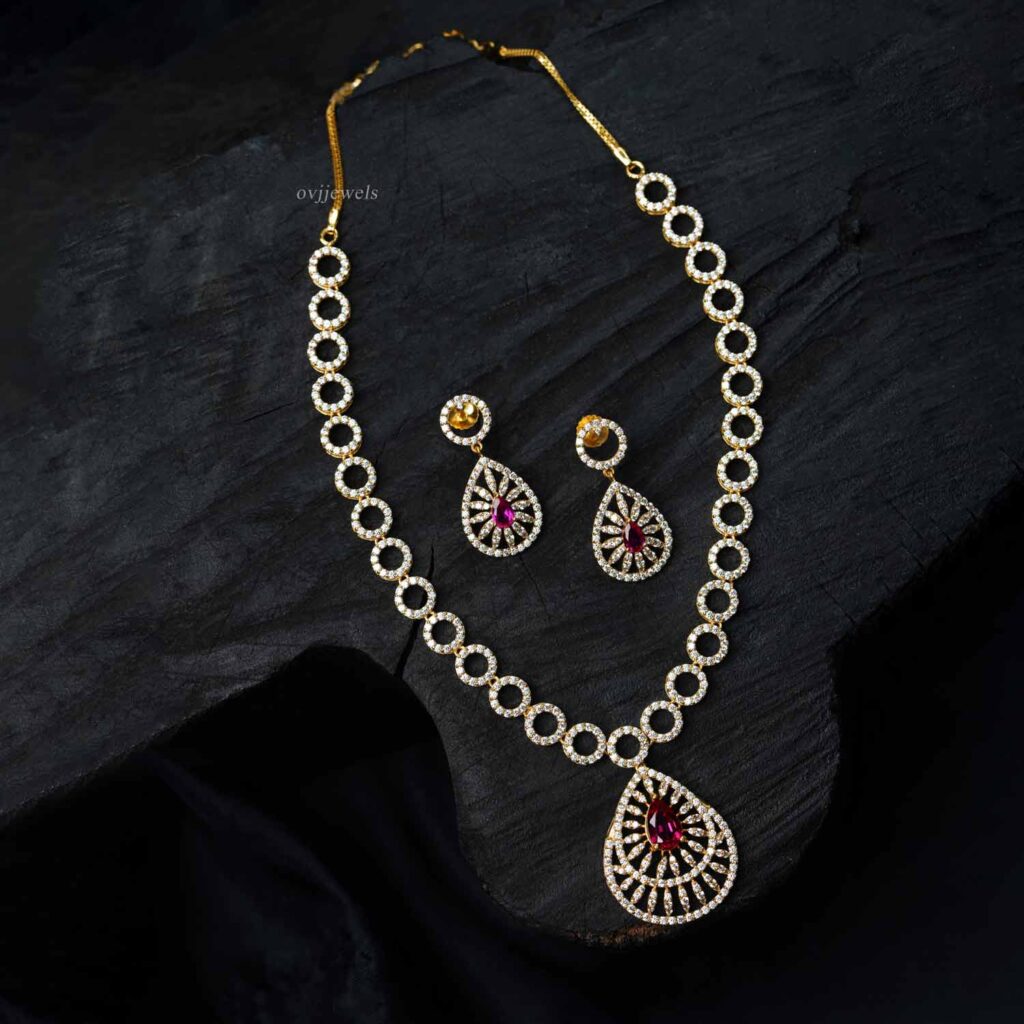 Gold tendy round shape short necklace with matching earrings